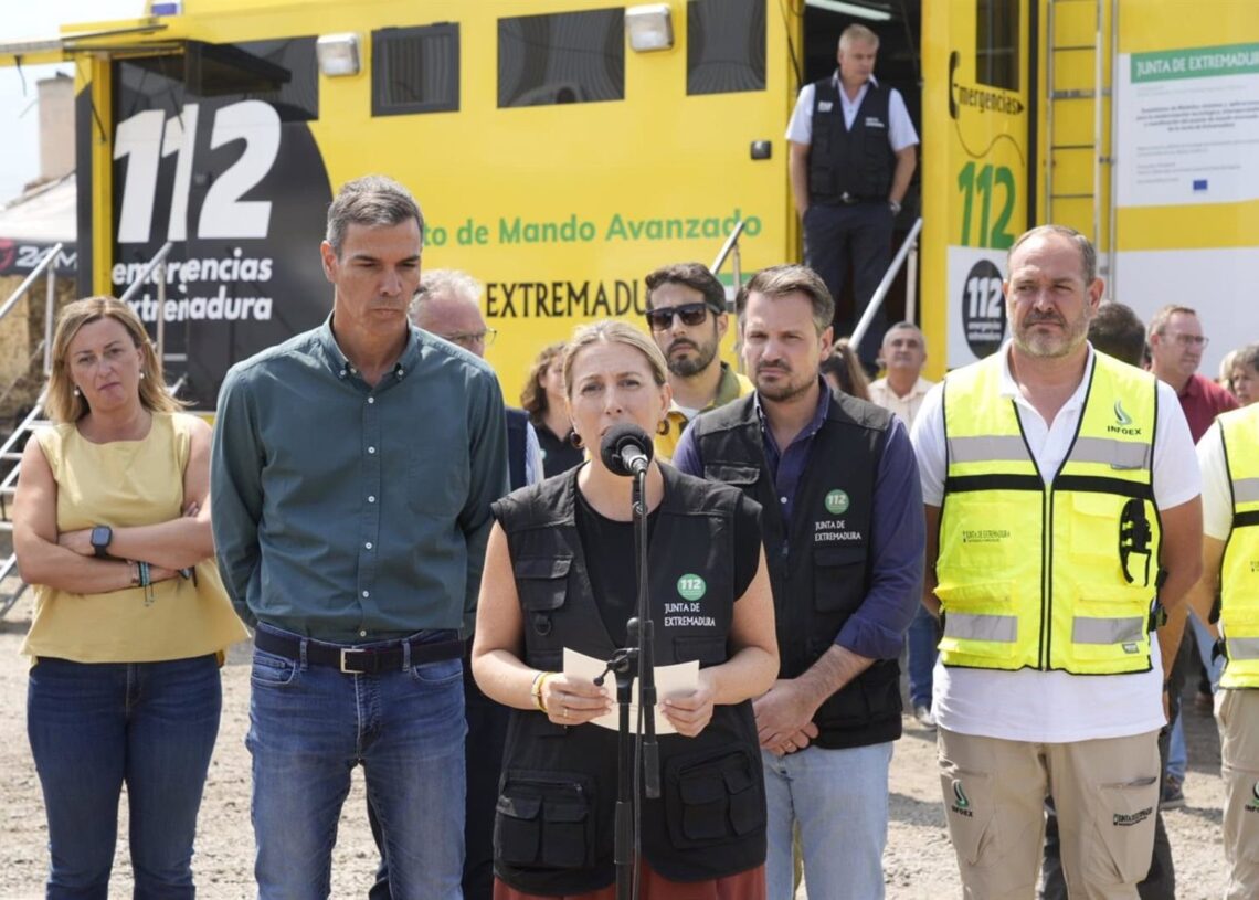 La presidenta de la Junta de Extremadrua, María Guardiola, en el Puesto de Mando Avanzado del incendio de Jarilla junto al presidente del Gobierno, Pedro SánchezCARLOS CRIADO/EUROPA PRESS