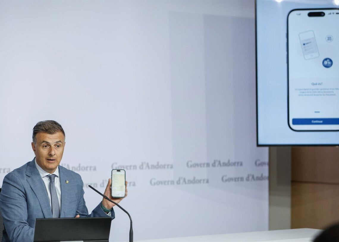 El ministro Marc Rossell muestra la aplicación de la cartera digitalSFGA / CESTEVE