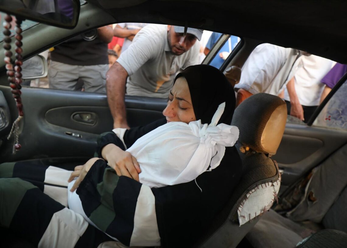 Una madre porta el cadáver de su hijo muerto por los ataques de Israel sobre Gaza.Europa Press/Contacto/Omar Ashtawy
