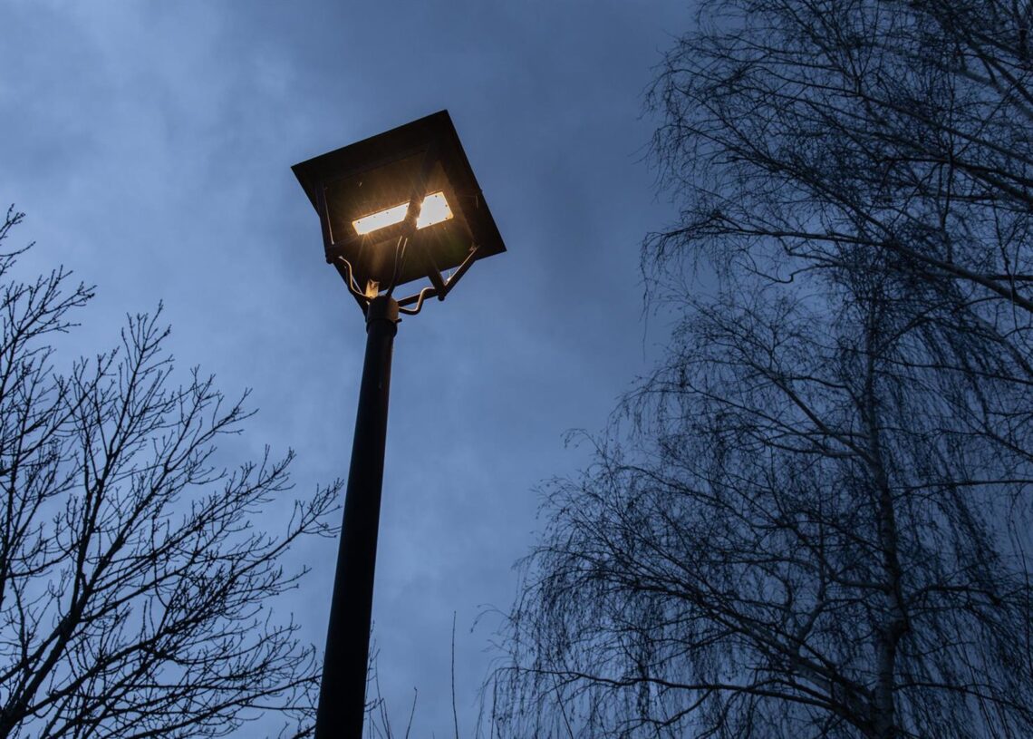 Archivo - Una farola en la noche más larga del año, a 21 de diciembre de 2022, en Madrid (España). El inicio del invierno en el hemisferio norte está definido por el instante en que la Tierra pasa por el punto de su órbita desde el cual el Sol presenta suRafael Bastante - Europa Press - Archivo