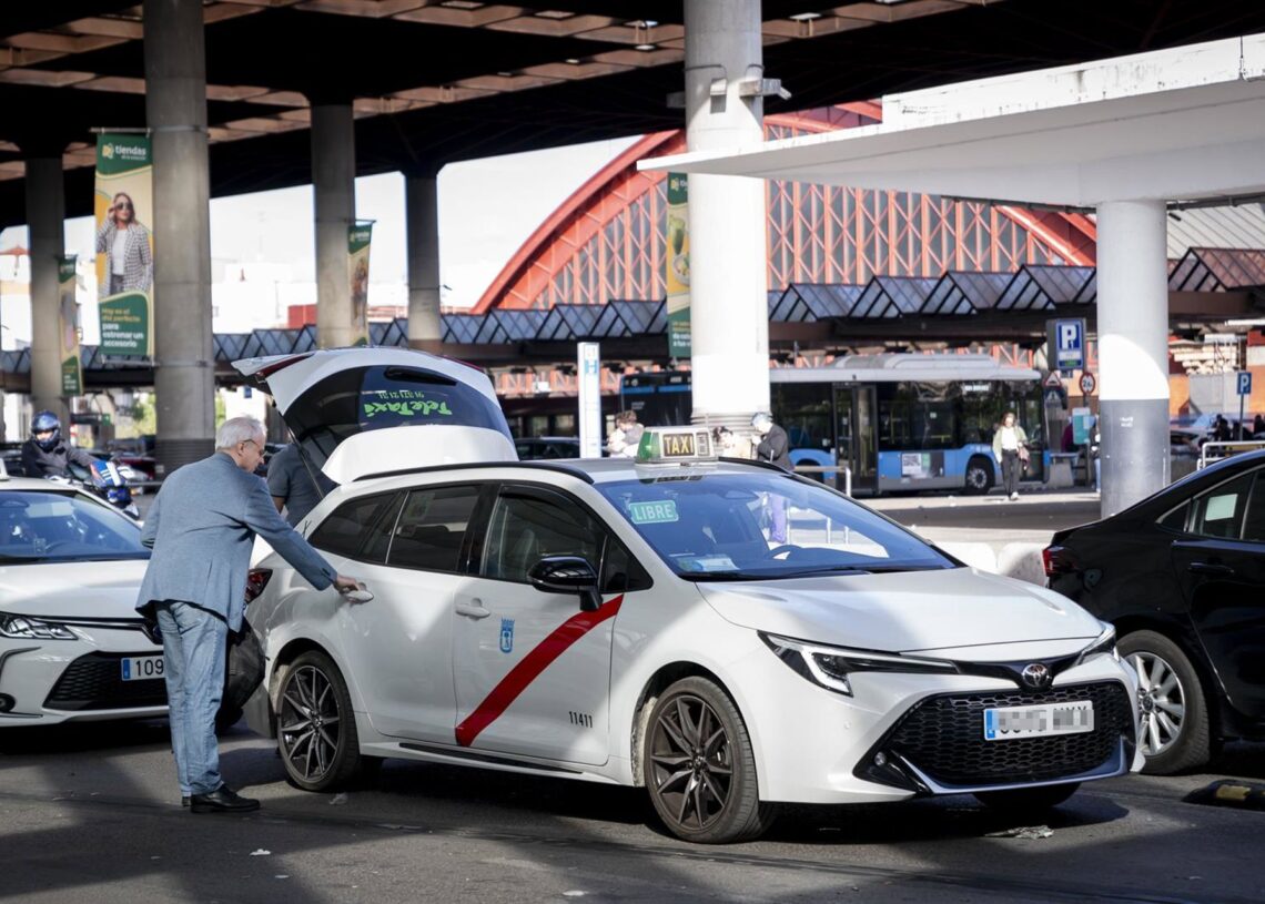 Archivo - Filas de taxis en las inmediaciones de la estación de Atocha-Almudena GrandesA. Pérez Meca - Europa Press - Archivo