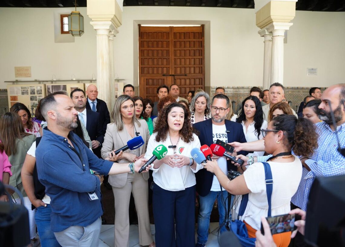Archivo - La portavoz del Grupo Por Andalucía, Inma Nieto (c), atiende a los medios junto a la portavoz parlamentaria del PSOE-A, María Márquez, y el portavoz del Grupo Mixto-Adelante Andalucía, José Ignacio García (d). (Foto de archivo). María José López - Europa Press - Archivo