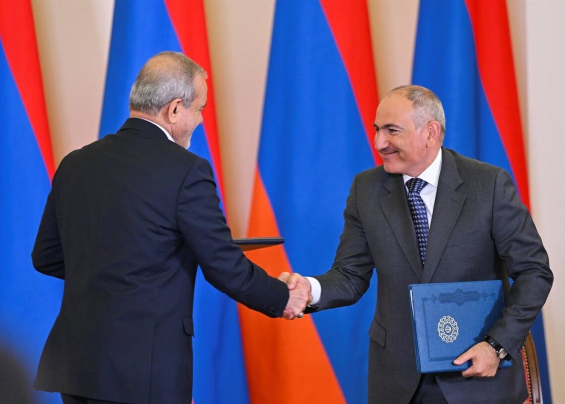 El primer ministro de Armenia, Nikol Pashinián, y el presidente de Irán, Masud PezeshkianOFICINA DEL PRIMER MINISTRO DE ARMENIA