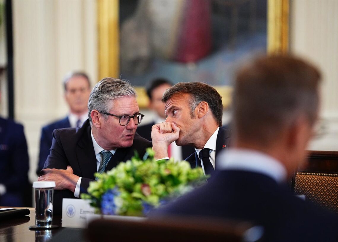 El primer ministro de Reino Unido, Keir Starmer, y el presidente de Francia, Emmanuel Macron, hablan en la Casa BlancaAaron Schwartz/PA Wire/dpa