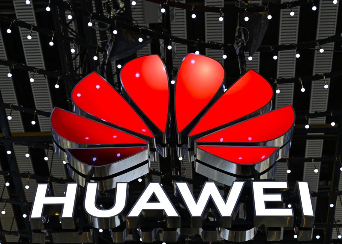 Archivo - FILED - 04 March 2025, Spain, Barcelona: The logo of the Chinese technology group Huawei hangs from the ceiling of a hall at the Mobile World Congress (MWC) mobile communications trade fair. Photo: Wolf von Dewitz/dpaWolf von Dewitz/dpa - Archivo