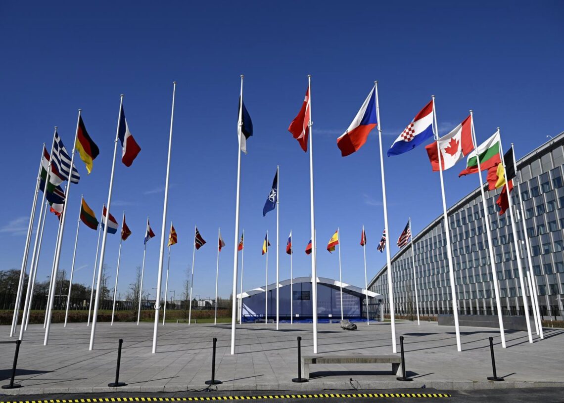 Archivo - Banderas de los miembros de la OTAN en la sede en Bruselas.Emmi Korhonen/Lehtikuva/Dpa - Archivo