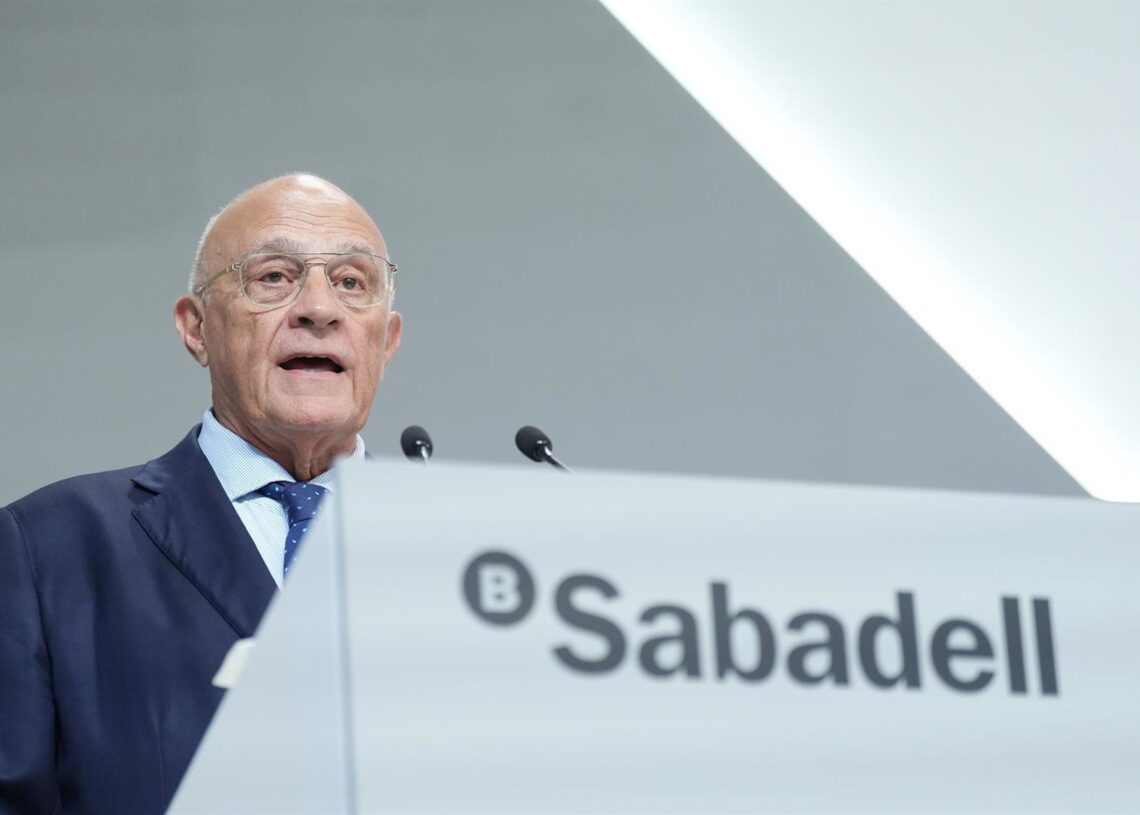 El presidente del Banco Sabadell, Josep Oliu, interviene durante la junta general extraordinaria de accionistas de Banco Sabadell, a 6 de agosto de 2025, en Sabadell, Barcelona, Catalunya (España)David Zorrakino - Europa Press
