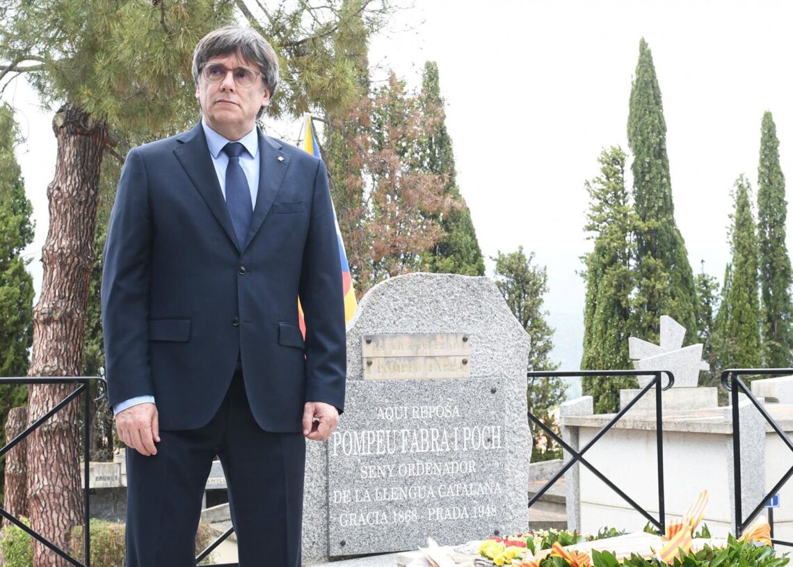 El líder de Junts y expresidente de la Generalitat, Carles Puigdemont, en una ofrenda floral ante la tumba de Pompeu Fabra antes de dar una conferencia en la Universitat Catalana d'Estiu (UCE)GLÒRIA SÁNCHEZ - EUROPA PRESS