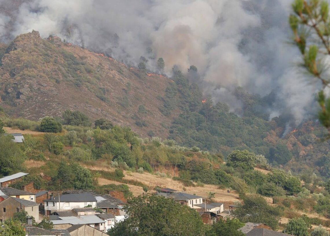 Incendio forestal se acerca a Quiroga, a 17 de agosto de 2025, en Quiroga, Lugo, Galicia.Carlos Castro - Europa Press
