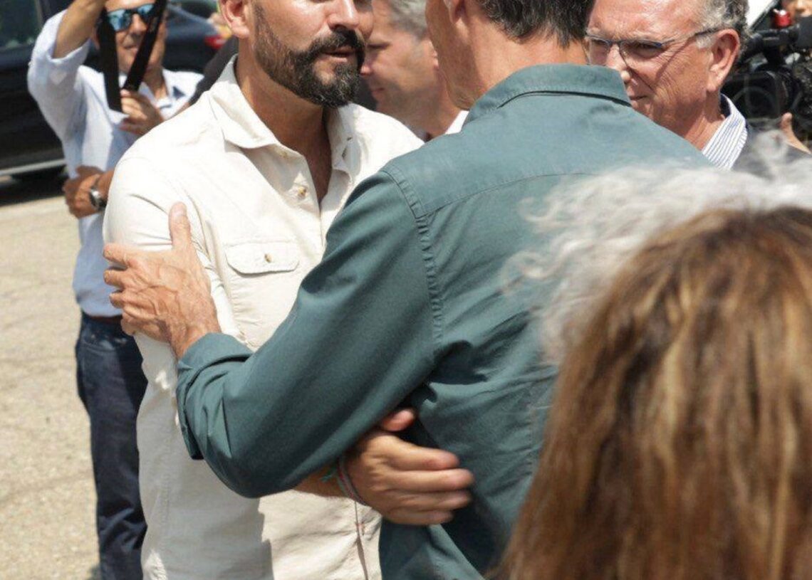 El secretario general del PSOE de Cáceres saluda al presidente del Gobierno, Pedro Sánchez, durante su visita a la zona afectada por el incendio de Jarilla.PSOE CÁCERES