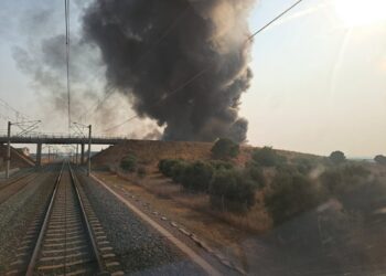 Suspendida la circulación entre Yeles y La Sagra (Toledo) por un incendio de una fábrica cercana a la vía.ADIF