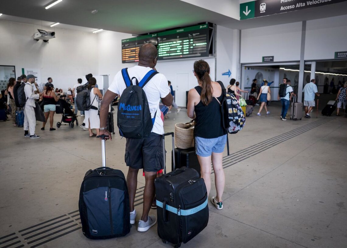 Varias personas esperan con maletas y observan los carteles de salidas, en la estación de Chamartín Clara Campoamor, a 14 de agosto de 2025, en Madrid (España).A. Pérez Meca - Europa Press