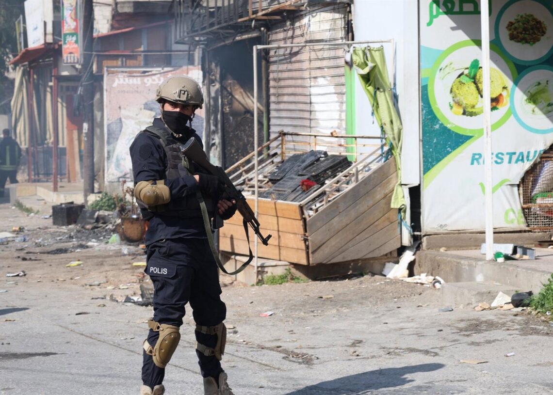 Archivo - Miembro de las fuerzas de seguridad sirias patrulla la ciudad de Jableh, en LatakiaStringer / Xinhua News / ContactoPhoto - Archivo