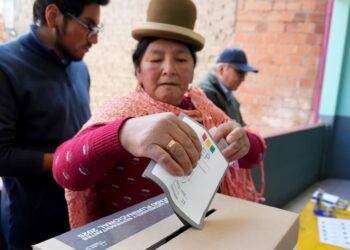Imagen de archivo de una mujer depositando su voto durante las elecciones en Bolivia. Europa Press/Contacto/Javier Mamani
