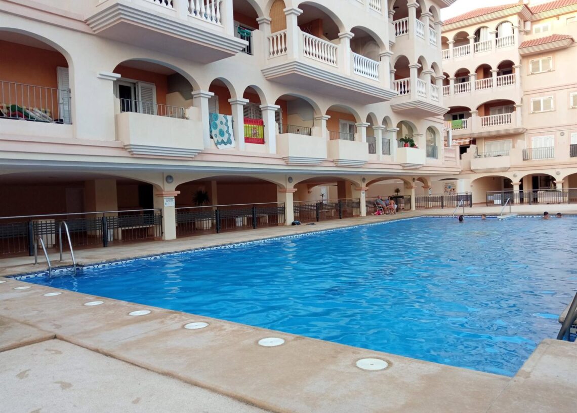 Archivo - Piscina comunitaria en una urbanización de Almería (Andalucía)EUROPA PRESS - Archivo