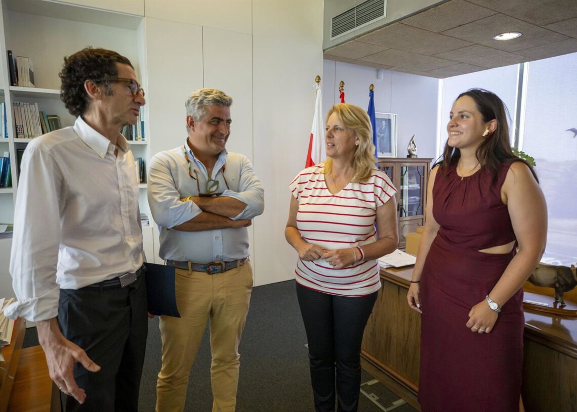 Archivo - La consejera de Desarrollo Rural, María Jesús Susinos, se reúne con la Asociación de Criadores de Vacuno CharolésGOBIERNO - Archivo