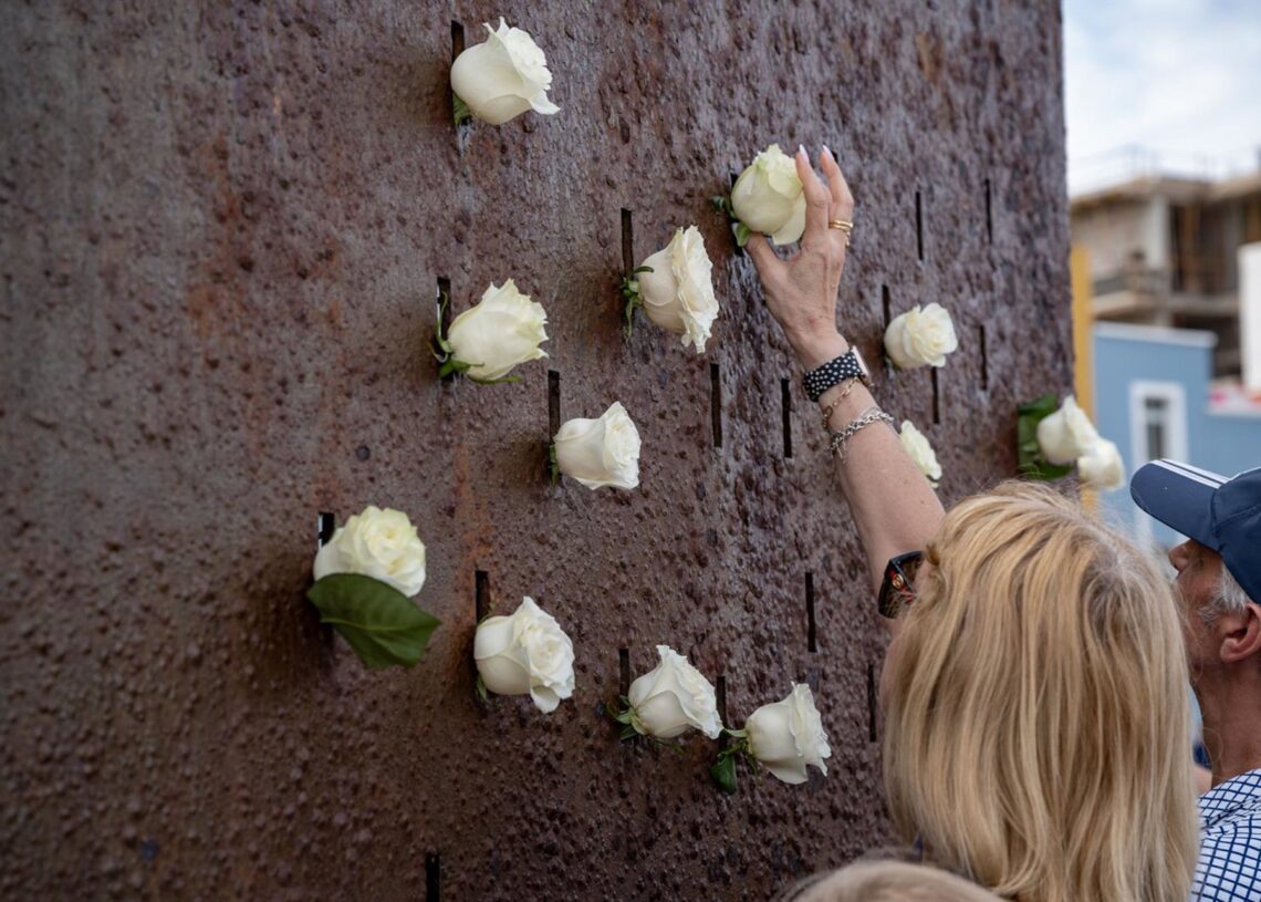 Archivo - Varias personas depositan flores en el monumento por las víctimas durante la ofrenda floral por elaniversario de la tragedia de Spanair, en la playa de Las CanterasEuropa Press - Archivo
