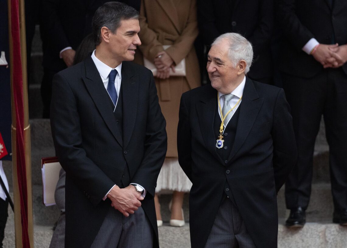 Archivo - El presidente del Gobierno en funciones, Pedro Sánchez (i) junto al presidente del Tribunal Constitucional, Cándido Conde-Pumpido Tourón (d).Eduardo Parra - Europa Press - Archivo