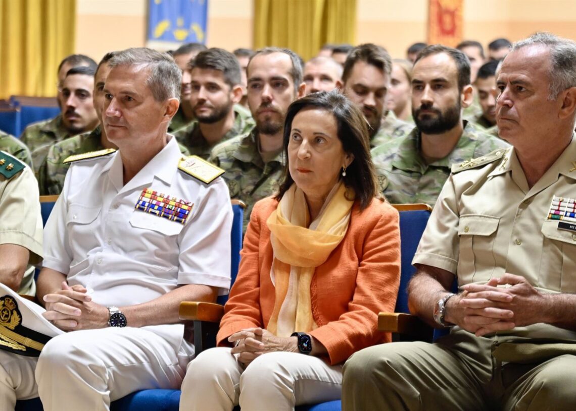 La ministra de Defensa, Margarita Robles, durante su visita al Regimiento de Cazadores de Montaña 'Galicia' no 64 en su Acuartelamiento San Bernardo, a 20 de agosto de 2025, en Jaca, Huesca.Marcos Cebrián - Europa Press