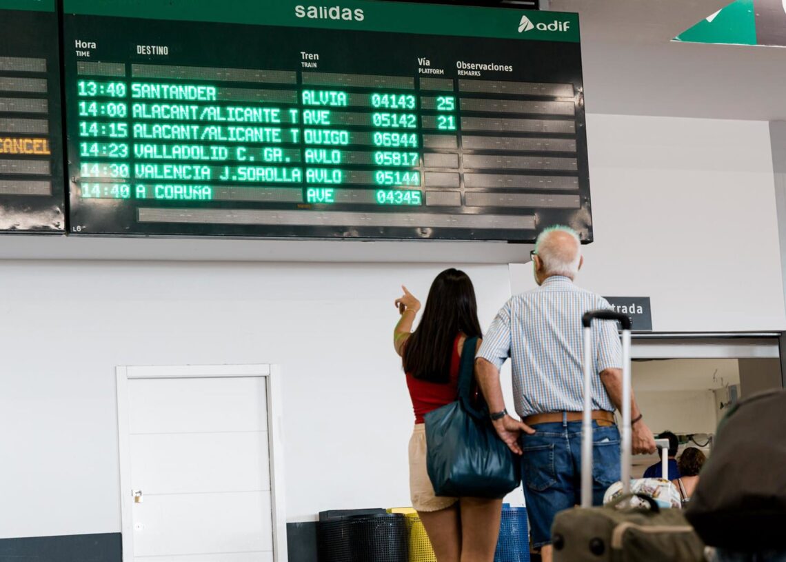 Varias personas esperan con maletas, junto a los carteles de salidas, en la estación Chamartín Clara CampoamorCarlos Luján - Europa Press
