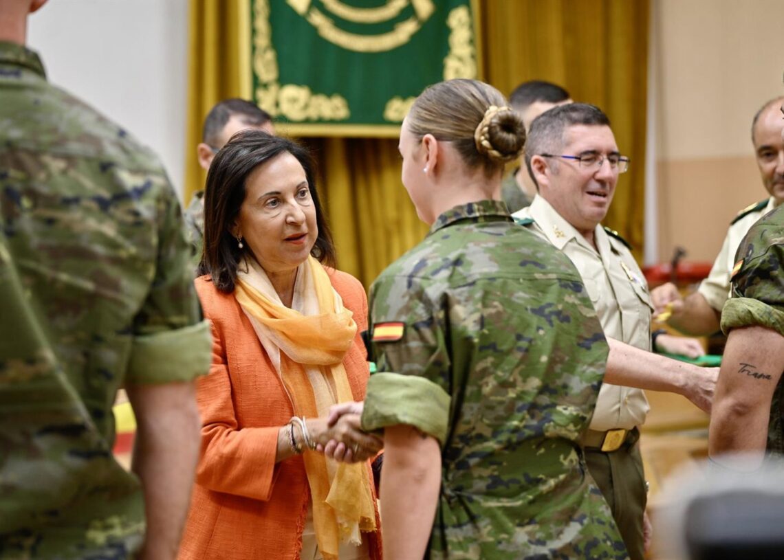 La ministra de Defensa, Margarita Robles, interviene durante la entrega de condecoraciones militares al Regimiento de Cazadores de Montaña 'Galicia' no 64 en su Acuartelamiento San Bernardo, a 20 de agosto de 2025, en Jaca, Huesca, Aragón (España). Marcos Cebrián - Europa Press