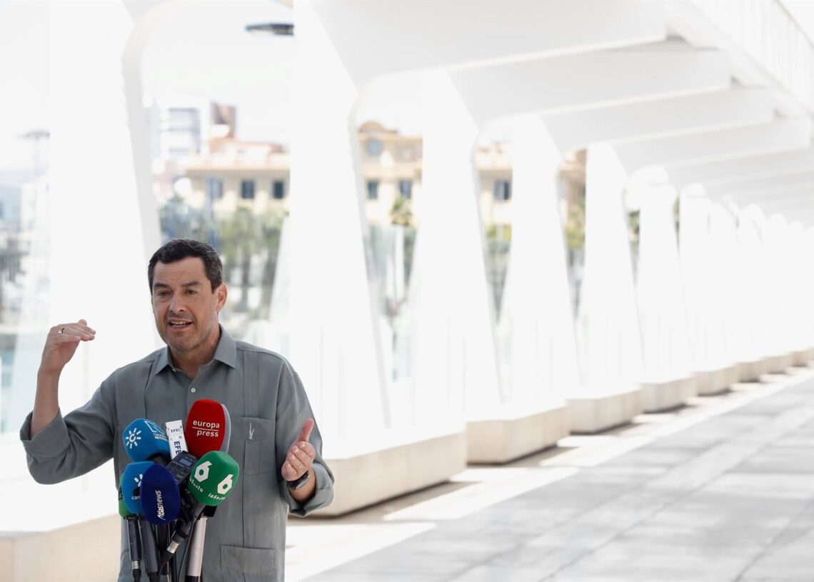 El presidente de la Junta de Andalucía, Juanma Moreno atiende a los medios de comunicación. A 20 de agosto de 2025 en Málaga, Andalucía (España). El presidente de la Junta de Andalucía, Juanma Moreno, ha atendido a los medios de comunicación en el PalmeraÁlex Zea - Europa Press