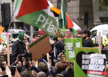 El cantante del grupo norirlandés Kneecap acude a la corte británica tras ser imputado por un cargo de terrorismoJordan Pettitt/PA Wire/dpa