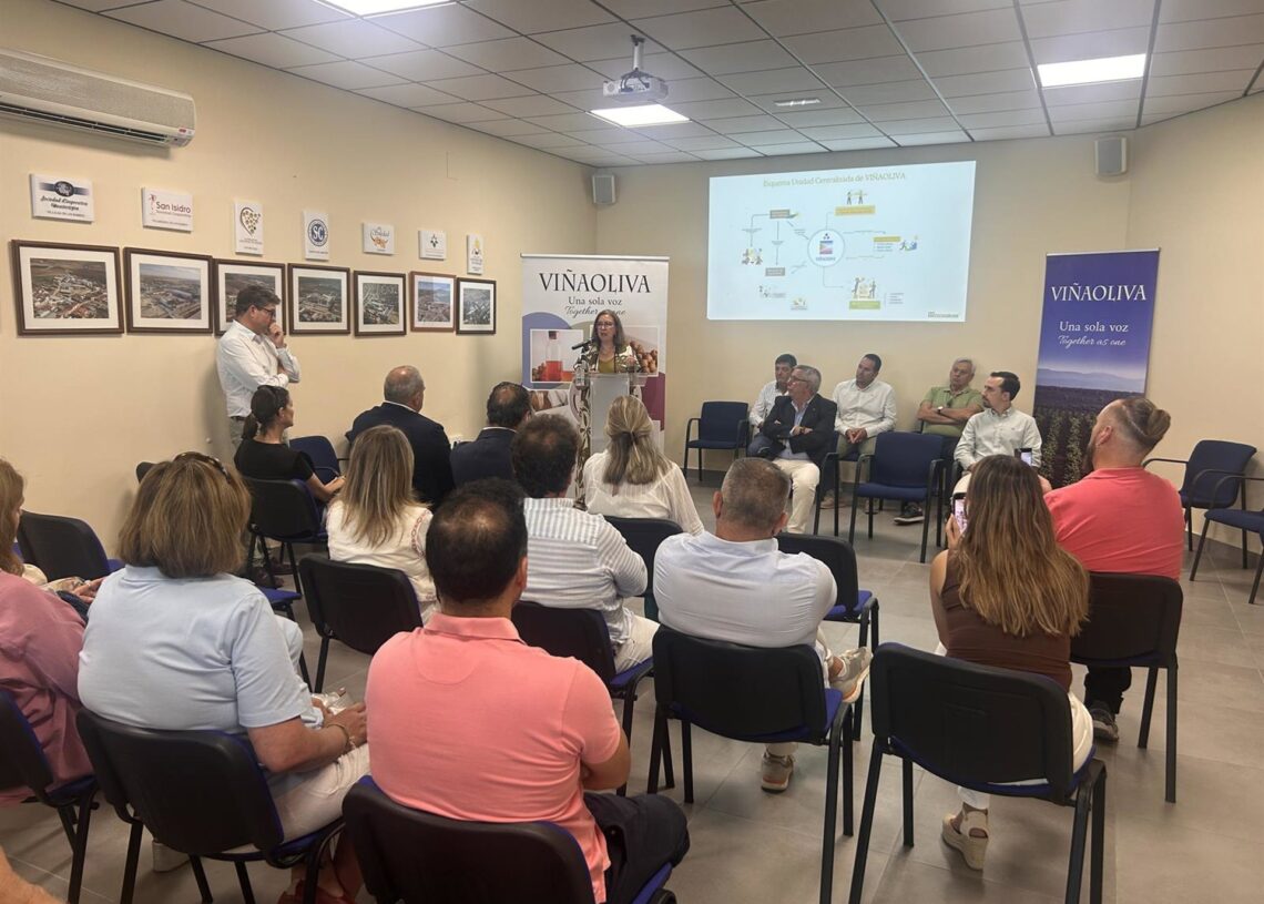 La consejera de Agricultura, Ganadería y Desarrollo Sostenible, Mercedes Morán, en la inauguración de la nueva Unidad Centralizada de Energía de la cooperativa agroalimentaria ViñaolivaJUNTA DE EXTREMADURA