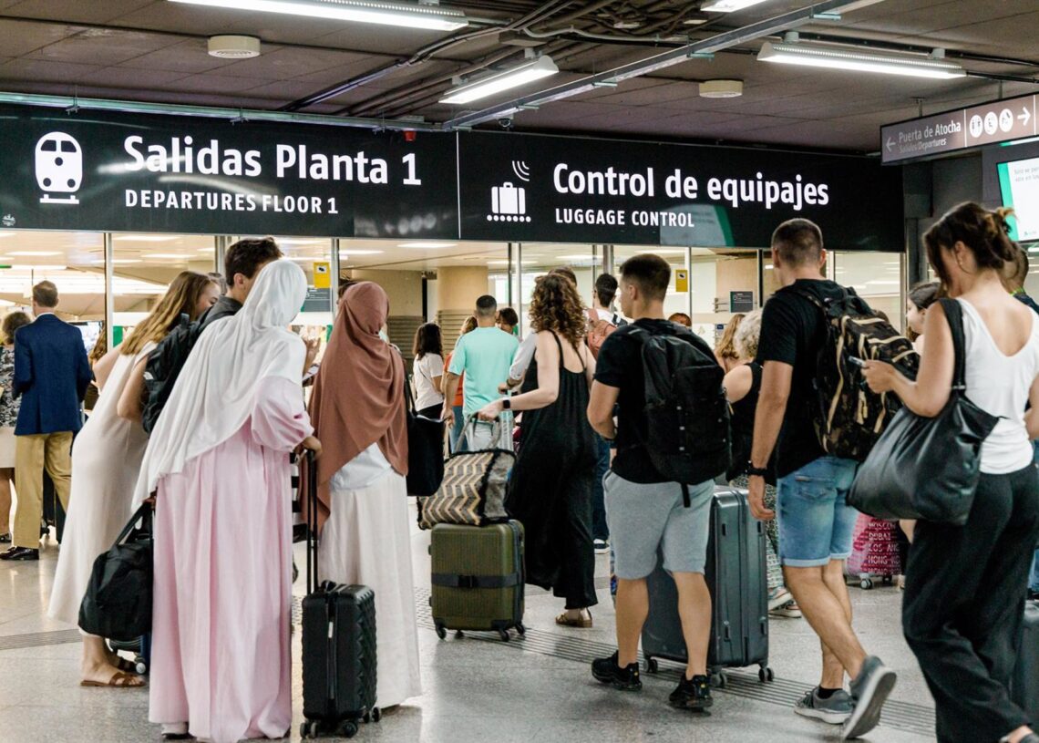 Decenas de personas en la estación de trenes Puerta de Atocha-Almudena Grandes, a 24 de julio de 2025, en Madrid (España). Carlos Luján - Europa Press