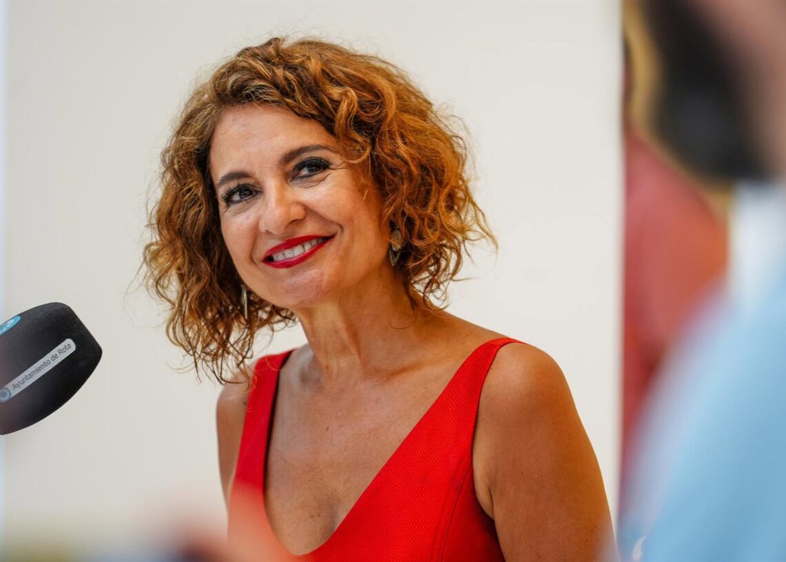 La vicepresidenta primera del Gobierno y ministra de Hacienda, María Jesús Montero, atiende a los medios antes de su visita al ayuntamiento rehabilitado. A 18 de agosto de 2025 en Rota, Cádiz (Andalucía, España). Francisco J. Olmo - Europa Press