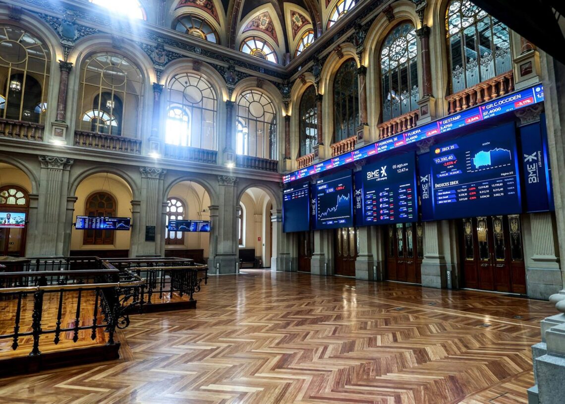 Archivo - Paneles del Ibex 35 en el Palacio de la Bolsa de Madrid, a 5 de agosto de 2024, en Madrid (España).Ricardo Rubio - Europa Press - Archivo