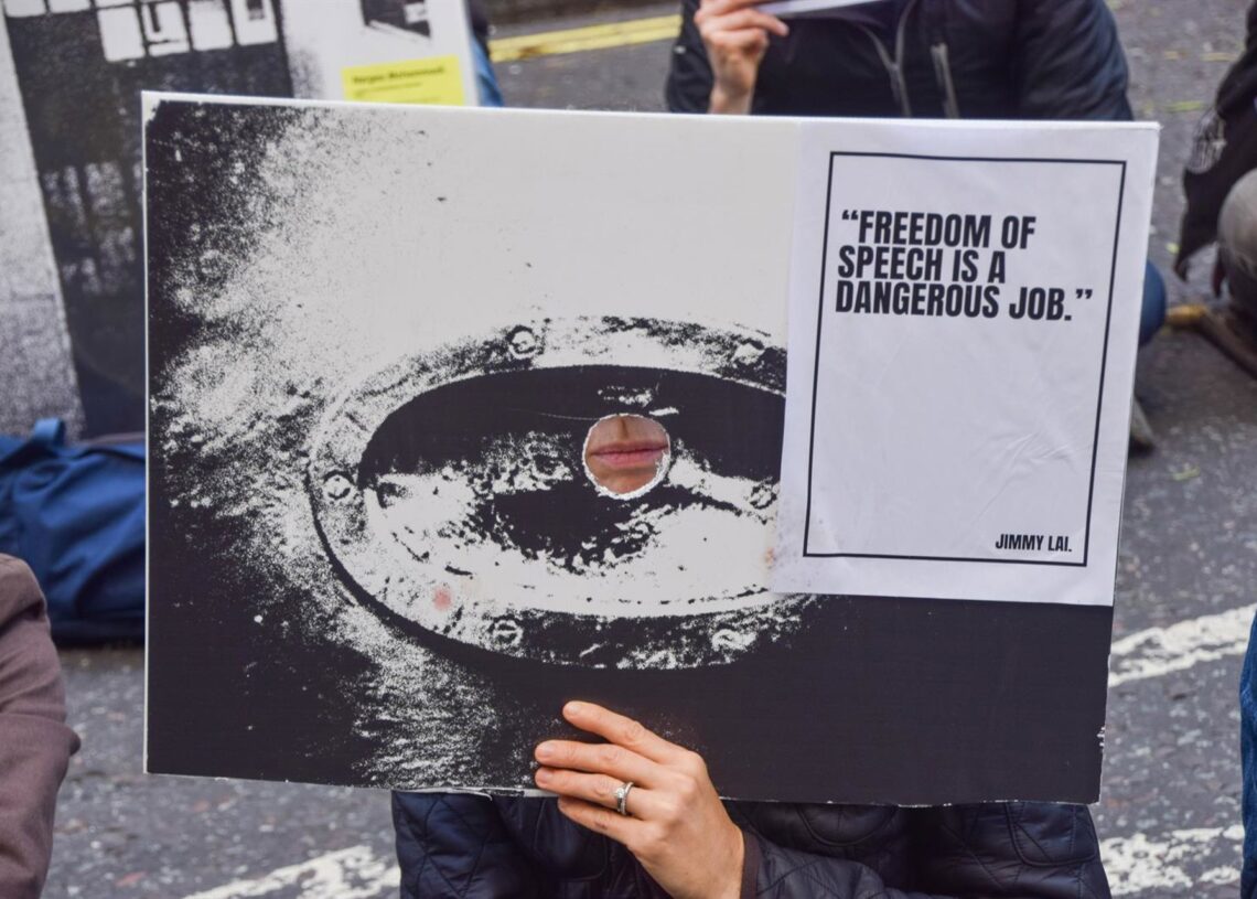 Archivo - Un cartel en protesta por la detención de Jimmy LaiEuropa Press/Contacto/Vuk Valcic - Archivo