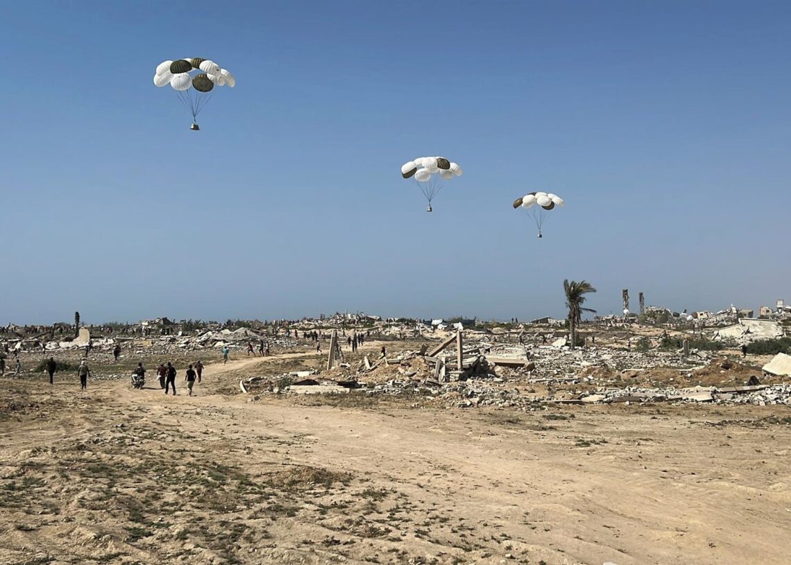 Lanzamiento de ayuda humanitaria desde el aire en la Franja de GazaBelal Abu Amer/APA Images via ZU / DPA