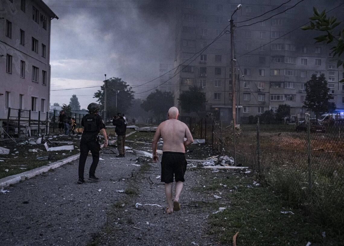 Zona residencialde Járkov atacada por las fuerzas rusasNicolas Cleuet/Le Pictorium via / DPA