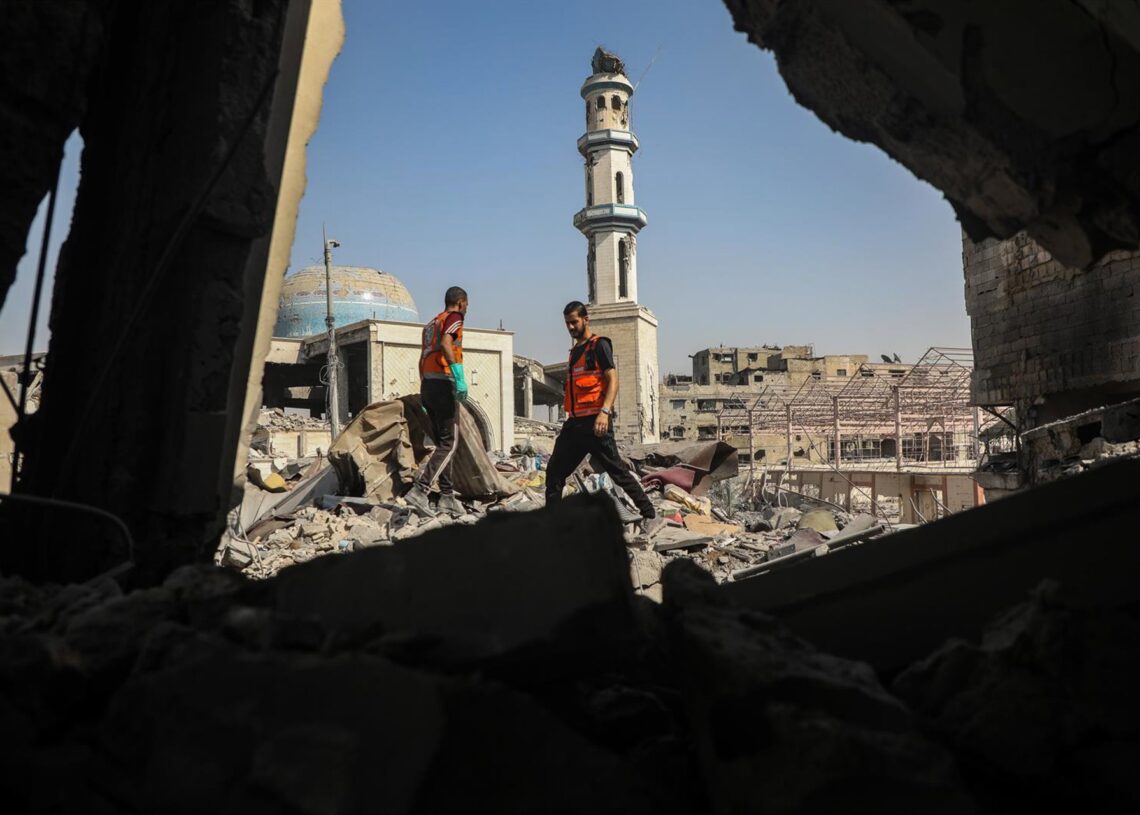 Miembro de la Defesa Civil inspecciona entre los restos de una vivienda bombardeada por Israel en ciudad de GazaEuropa Press/Contacto/Rizek Abdeljawad