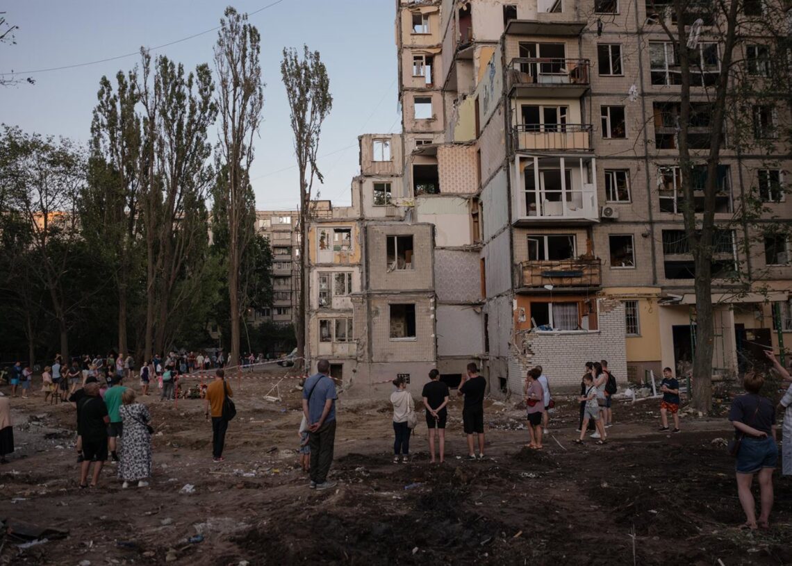 Ucranianos lloran juntos en una zona atacada por el Ejército ruso Europa Press/Contacto/Svet Jacqueline