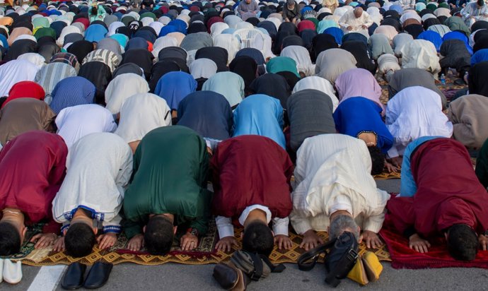 Decenas de personas durante la oración colectiva con motivo de la festividad del Aíd al-Fitr
- ANTONIO SEMPERE / EUROPA PRESS