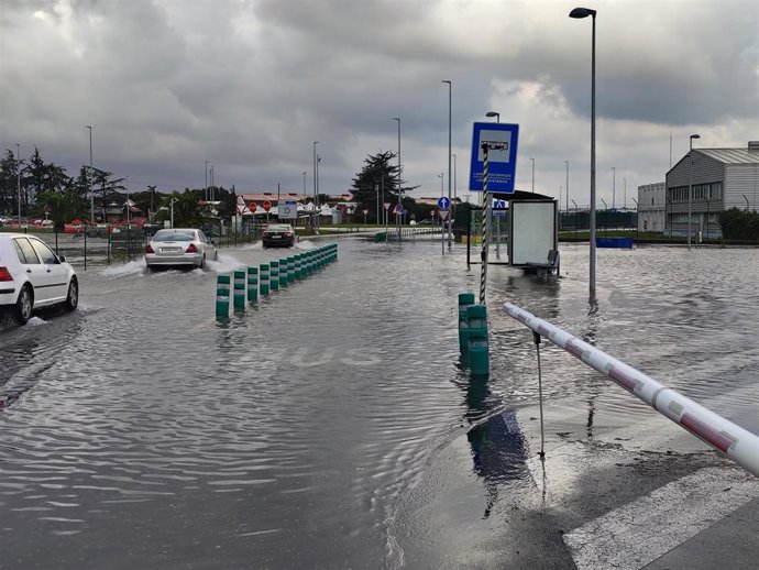 Agua acumulada en la zona del aeropuerto Seve Ballesteros Santander- EUROPA PRESS