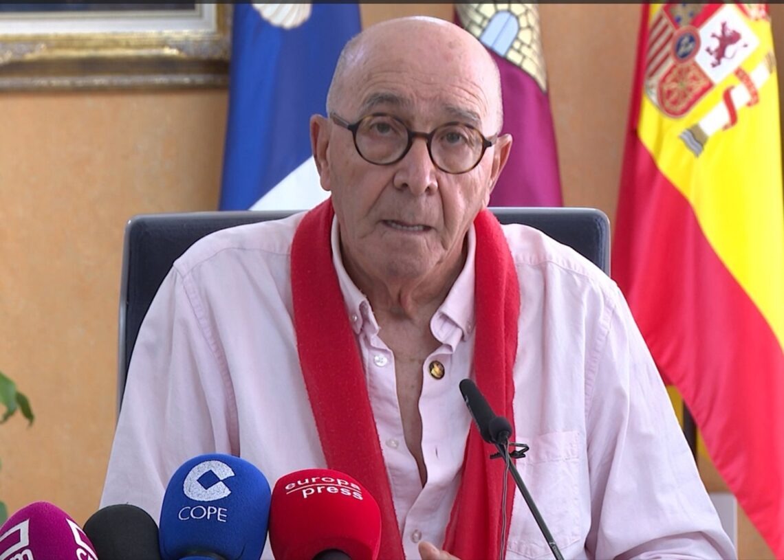 El alcalde de Noblejas, Agustín Jiménez, en rla ueda de prensa que ofreció el pasado martes.EUROPA PRESS