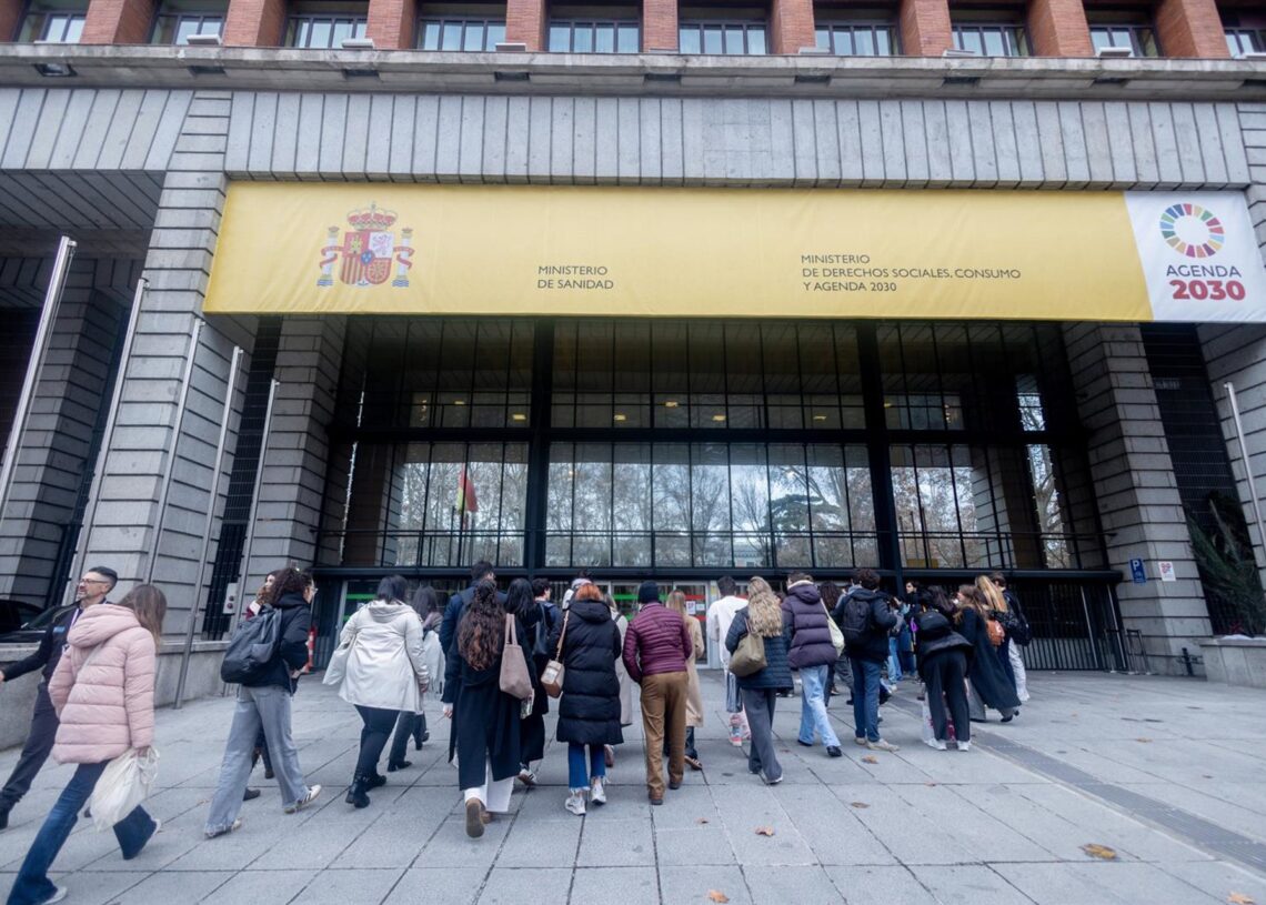 Archivo - Imagen de archivo de varias personas entran a las pruebas de Formación Sanitaria, en el Ministerio de Sanidad.Ricardo Rubio - Europa Press - Archivo