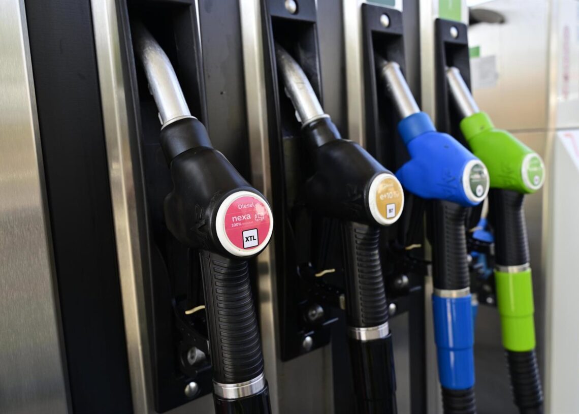 Archivo - Surtidores en la Estación de servicio Belenenses (Portugal) de RepsolREPSOL - Archivo