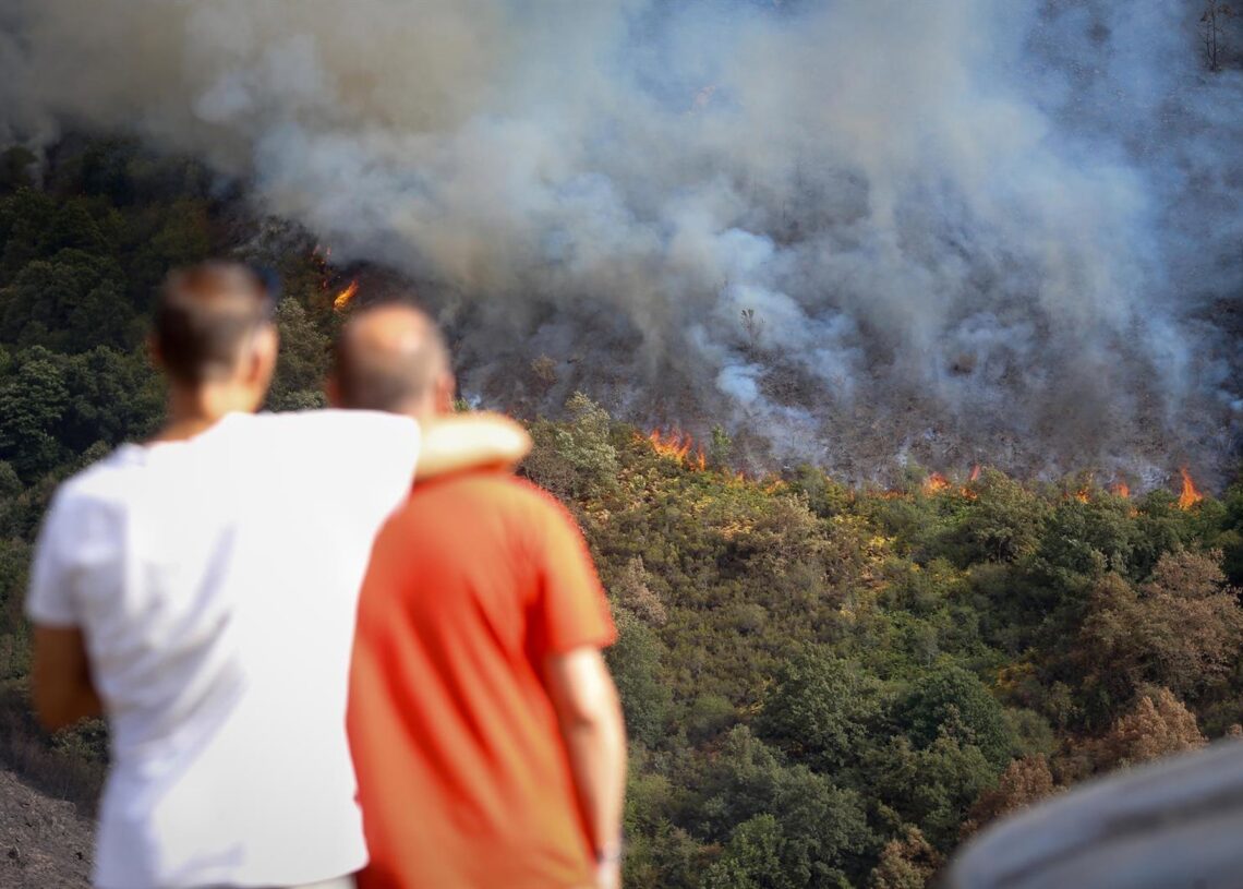 Varias personas observan el incendio, en la sierra de O Courel, a 19 de agosto de 2025, en Quiroga, Lugo, Galicia (España). Carlos Castro - Europa Press