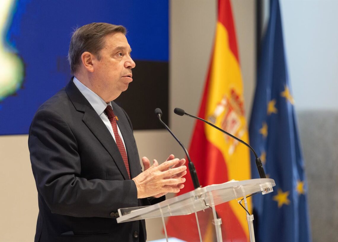 Archivo - El ministro de Agricultura, Pesca y Alimentación, Luis Planas,Eduardo Parra - Europa Press - Archivo