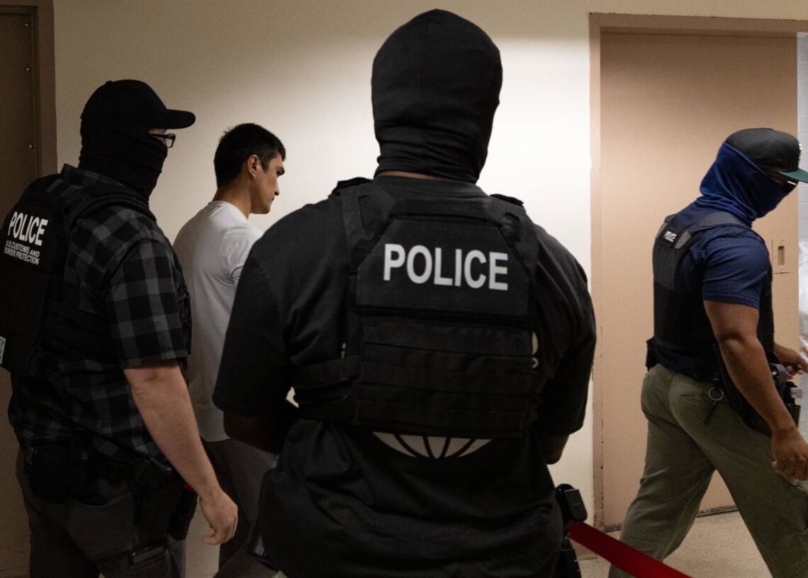 Imagen de archivo de migrantes detenidos por la Policía de EEUU. Europa Press/Contacto/Matthew Hoen