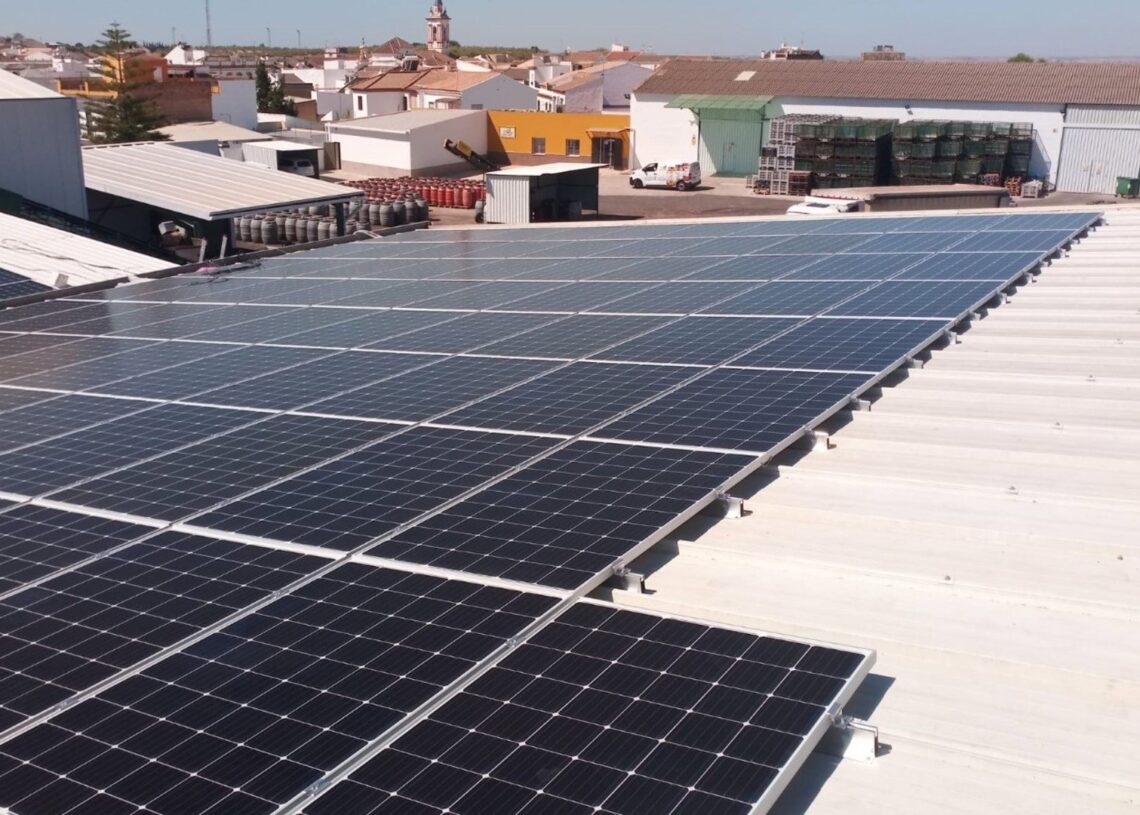 El ritmo de instalación de autoconsumo aminora su caída tras reactivarse el interés después del apagónUNEF
