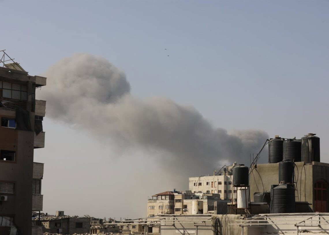 Columna de humo en Gaza tras el un ataque israelí.Omar Ashtawy/APA Images via ZUMA / DPA