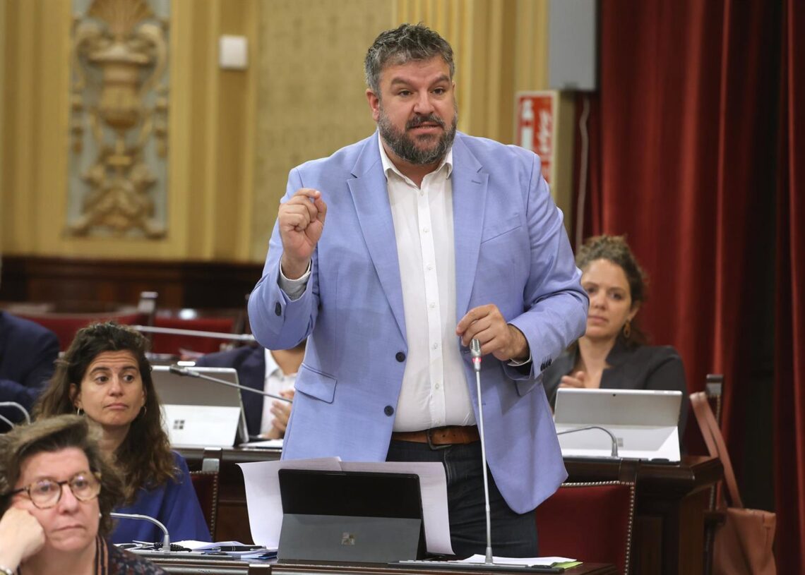 Archivo - El Diputado en el Parlamento de las Islas Baleares por Més Mallorca, Lluís Apesteguia.Isaac Buj - Europa Press - Archivo