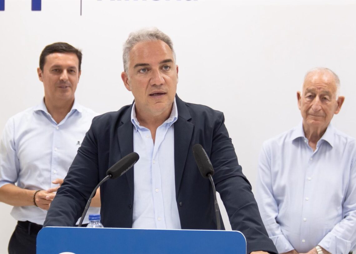 Archivo - El vicesecretario de Coordinación Autonómica, Elías Bendodo, este sábado en rueda de prensa en Roquetas de Mar (Almería).X ELÍAS BENDODO - Archivo