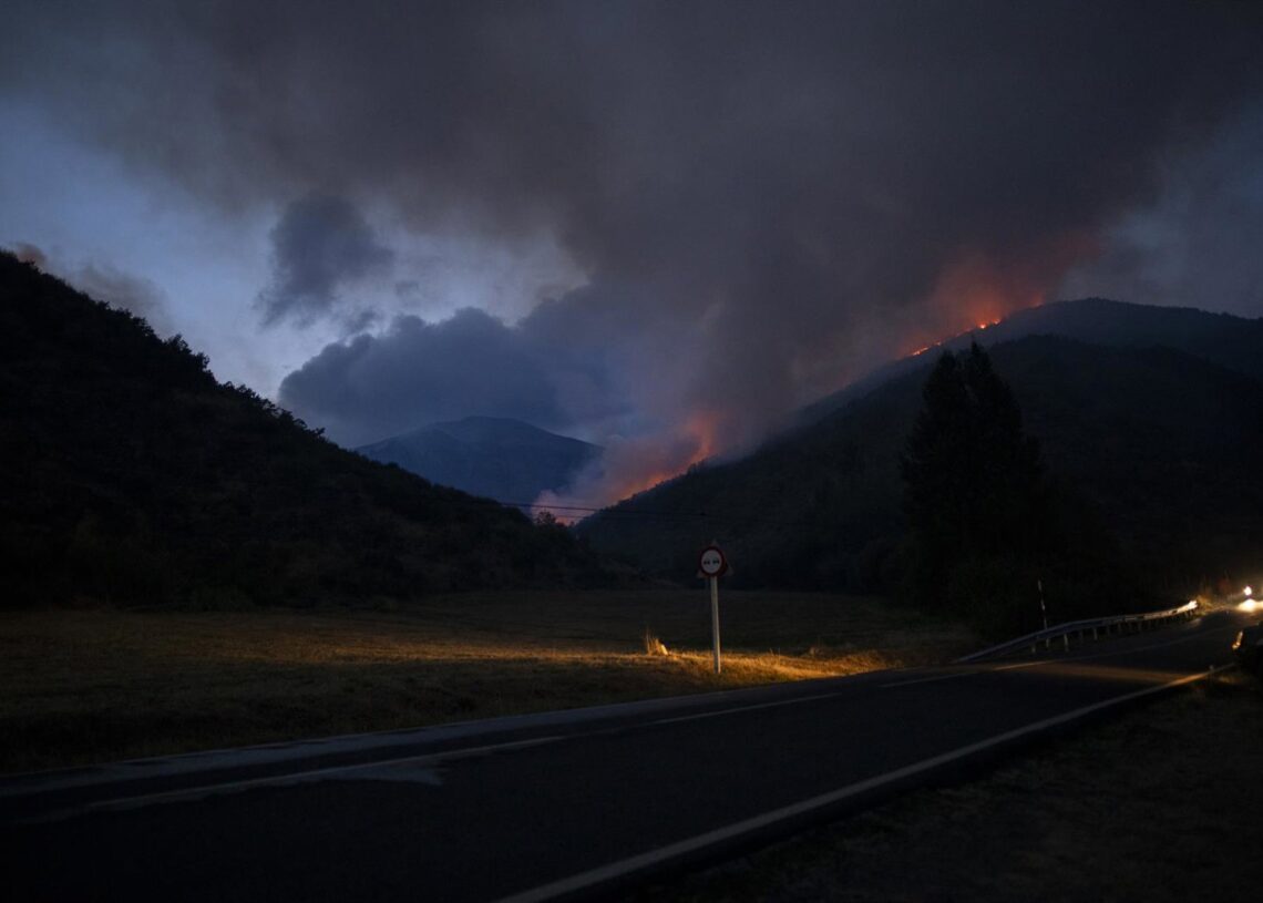 Incendio forestal en Boca de Huérgano, en León Lorena Sopêna - Europa Press