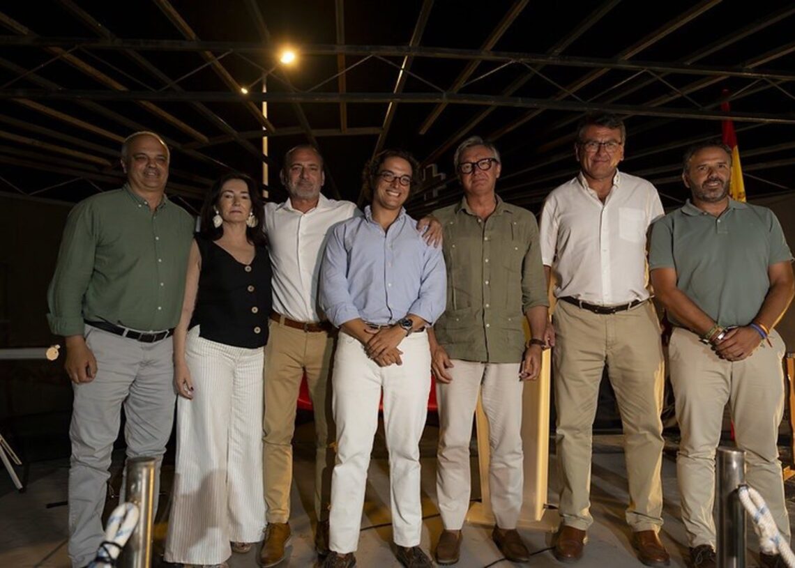 El secretario general de Vox en el Congreso, José María Figaredo, junto a miembros de su formación en Andalucía.VOX